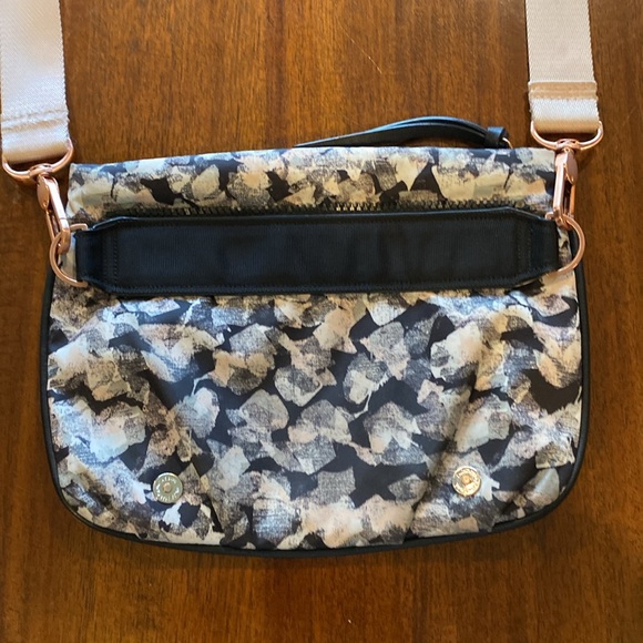 Lululemon Crossbody bag. - Picture 3 of 6